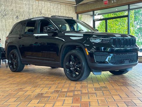 Used 2023 Jeep Grand Cherokee Altitude AWD/4WD image 7
