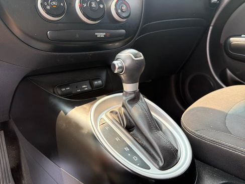 Used 2018 Kia Soul FWD image 12