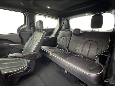 Used 2025 Chrysler Pacifica Limited FWD image 25
