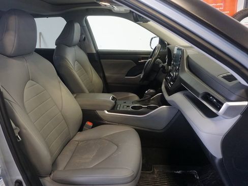 Used 2021 Toyota Highlander XLE image 23