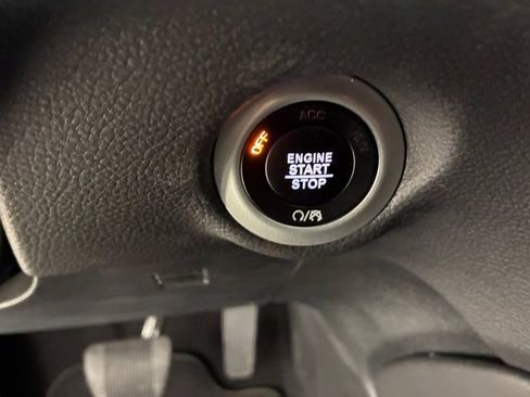 Used 2025 Chrysler Pacifica Limited image 24