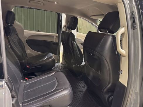 Used 2022 Chrysler Pacifica Touring-L image 29