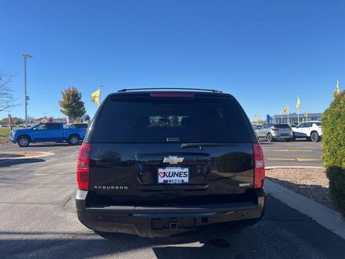 Used 2011 Chevrolet Suburban LT image 3