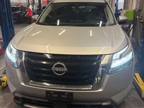 Used 2024 Nissan Pathfinder Platinum FWD image 3