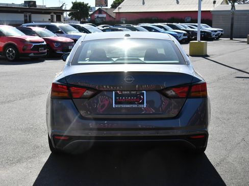 Used 2025 Nissan Altima 2.5 SV FWD image 7