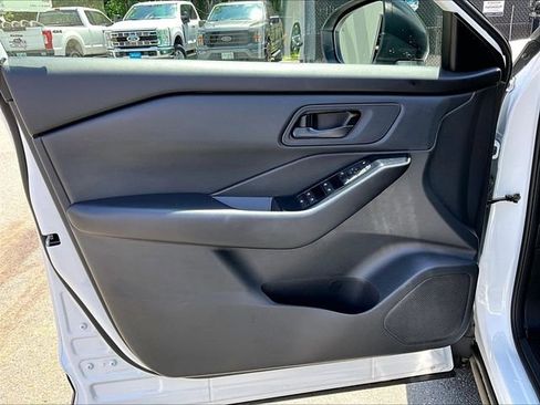 Used 2025 Nissan Rogue S AWD/4WD image 18