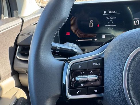 Used 2025 Kia Carnival EX image 19