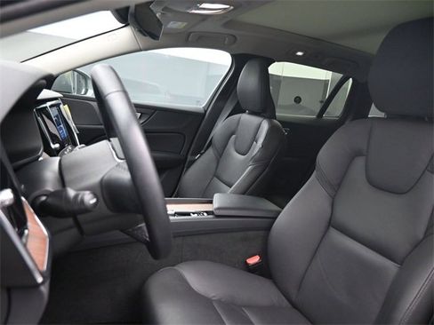 Used 2024 Volvo V60 B5 Cross Country Plus image 9