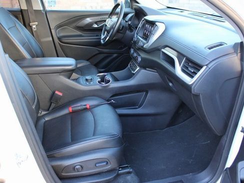 Used 2024 GMC Terrain SLT image 16