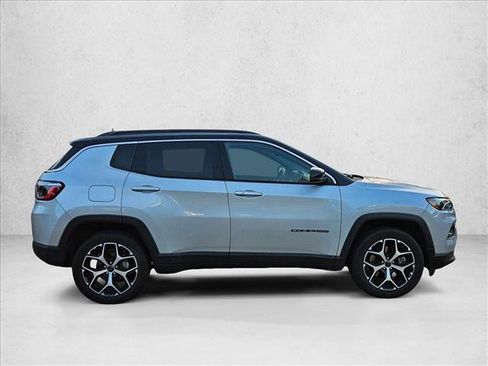 Used 2025 Jeep Compass Limited AWD/4WD image 4
