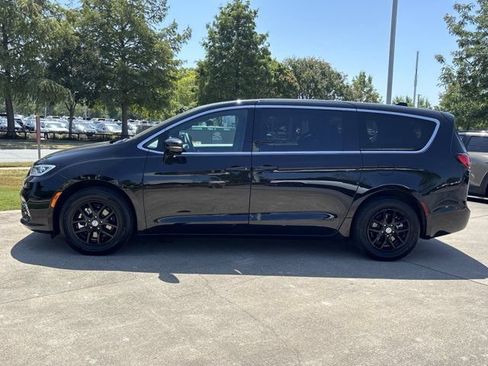Used 2025 Chrysler Pacifica Select FWD image 11