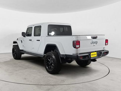 Used 2020 Jeep Gladiator Overland AWD/4WD image 3
