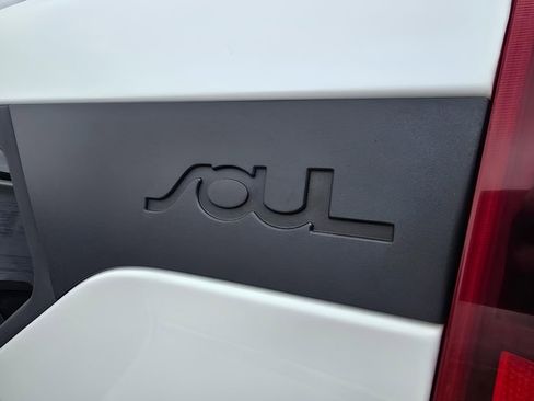 Used 2022 Kia Soul LX image 10