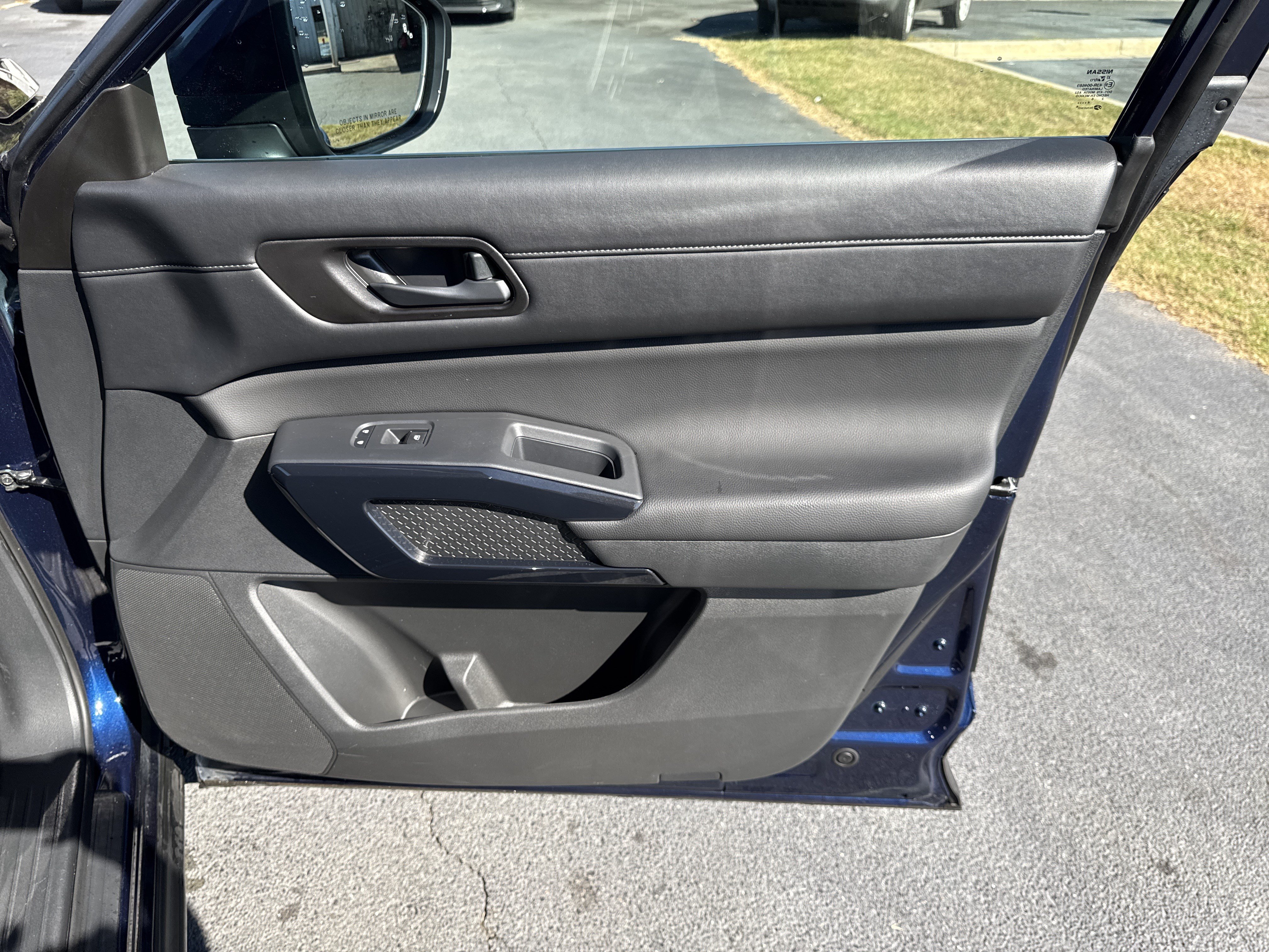 Used 2025 Nissan Pathfinder SV AWD/4WD image 38