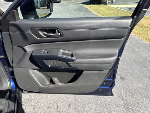 Used 2025 Nissan Pathfinder SV image 38