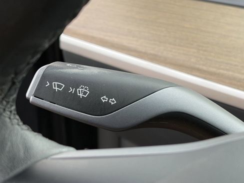 Used 2022 Tesla Model Y Long Range AWD/4WD image 32