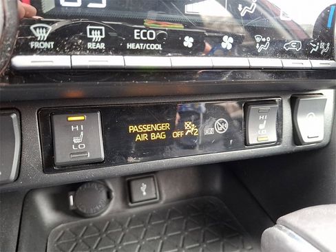 Used 2022 Toyota RAV4 XLE Premium image 25