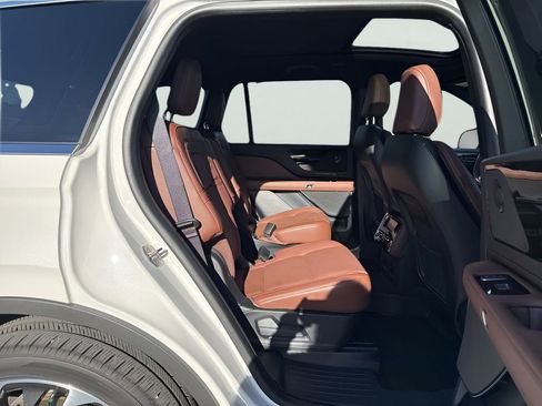 Used 2025 Lincoln Aviator Reserve AWD/4WD image 13
