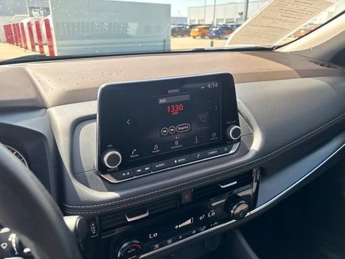 Used 2023 Nissan Rogue SV FWD image 10