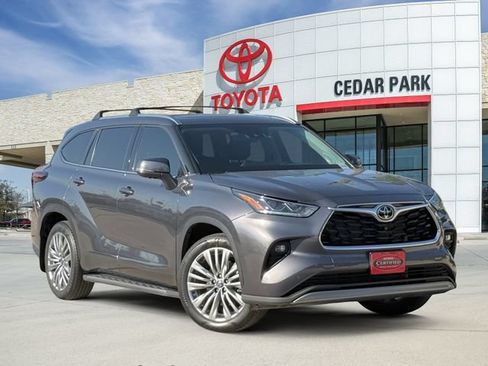 Used 2024 Toyota Highlander Platinum FWD image 1