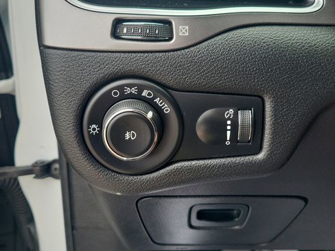Used 2019 Jeep Cherokee Latitude w/ Popular Appearance Group FWD image 20