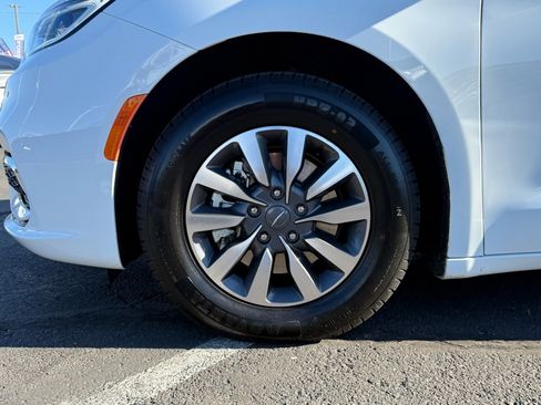 Used 2024 Chrysler Pacifica Select image 11