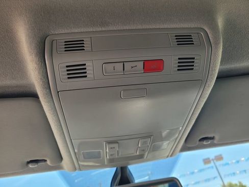 Used 2018 Volkswagen Tiguan SE FWD image 21