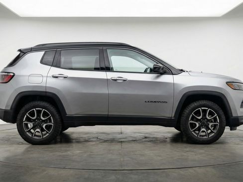 Used 2025 Jeep Compass Trailhawk AWD/4WD image 11