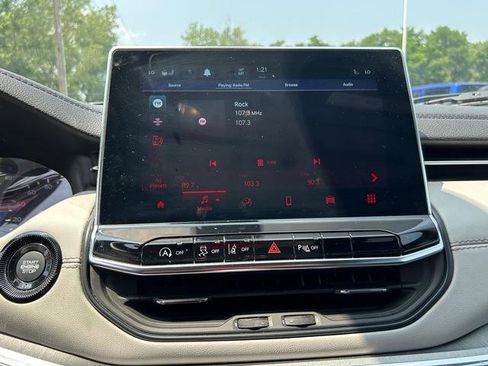 Used 2024 Jeep Compass Limited image 17