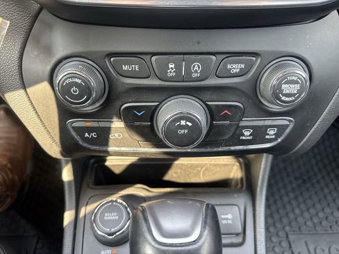 Used 2022 Jeep Cherokee Latitude image 17