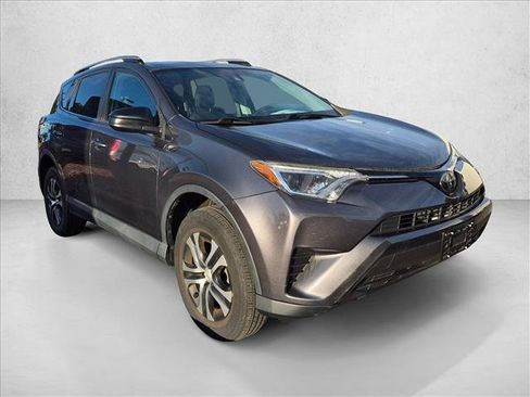 Used 2018 Toyota RAV4 LE FWD image 3