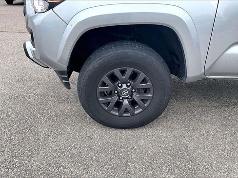 Certified 2023 Toyota Tacoma SR5 AWD/4WD image 4