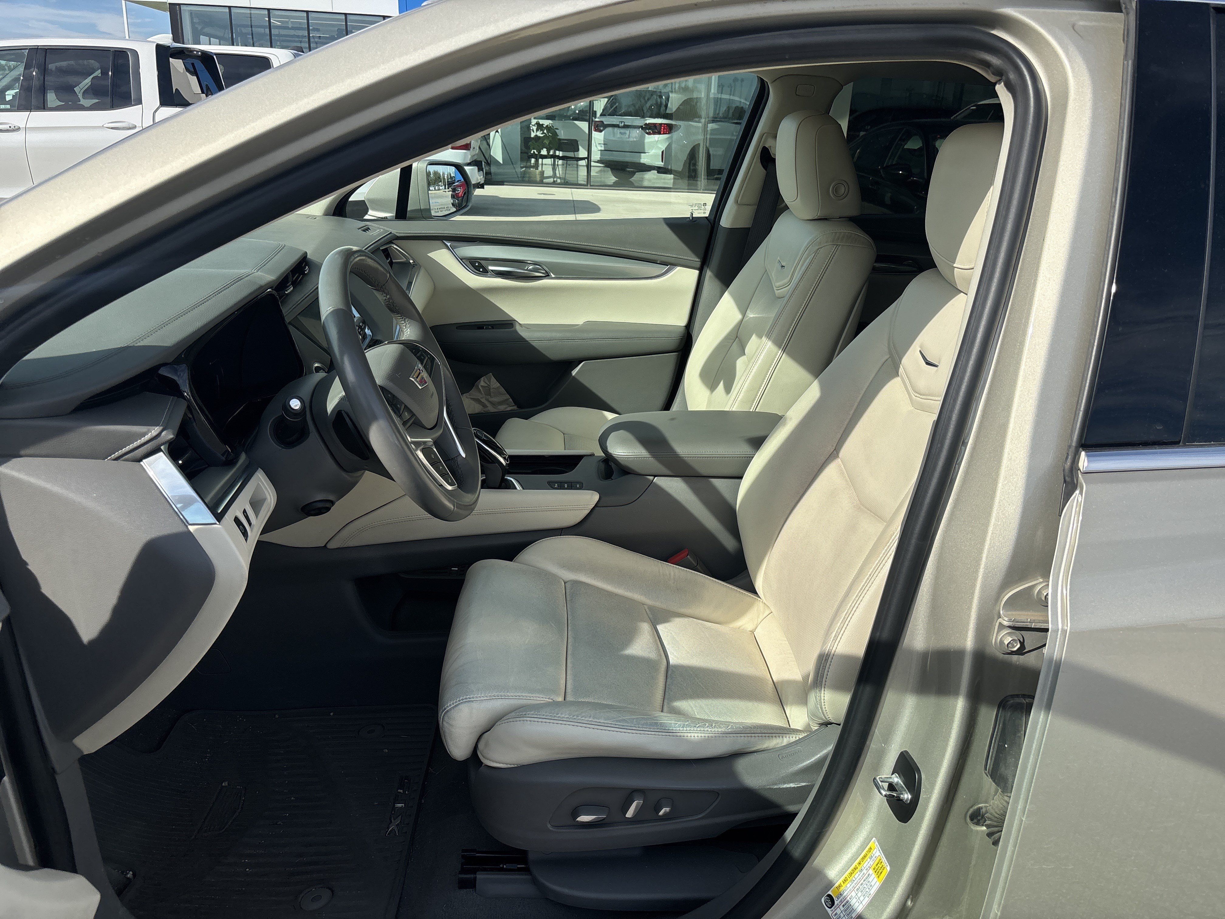 Used 2017 Cadillac XT5 Luxury w/ Driver Awareness Package AWD/4WD image 13