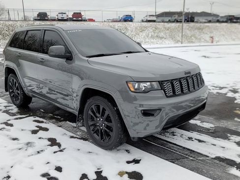 Used 2020 Jeep Grand Cherokee Altitude image 16