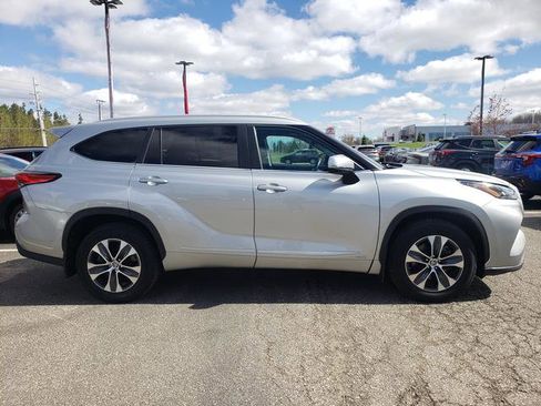 Used 2023 Toyota Highlander XLE AWD/4WD image 2