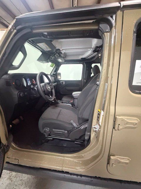 Used 2026 Jeep Gladiator Mojave AWD/4WD image 13