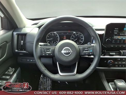 Used 2025 Nissan Pathfinder SL FWD image 27