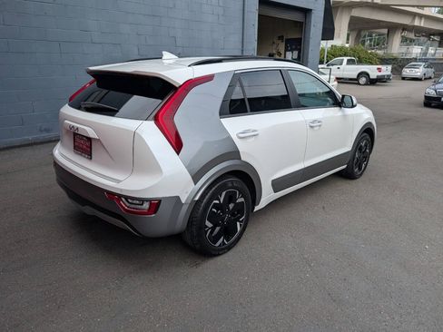 Used 2023 Kia Niro Wave w/ Wave Preserve Package FWD image 3