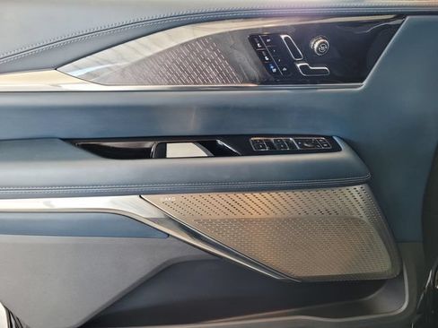 Certified 2025 Cadillac Escalade IQ Luxury 2 w/ LPO, Premium Carpet Package AWD/4WD image 18