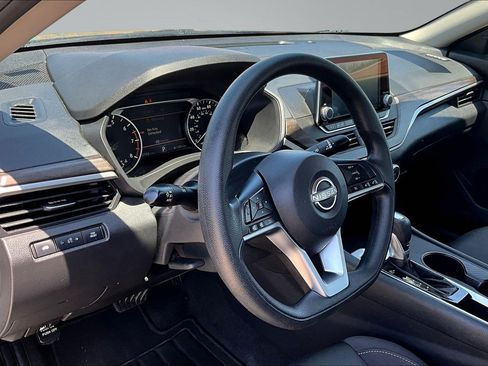 Used 2025 Nissan Altima 2.5 SV FWD image 18