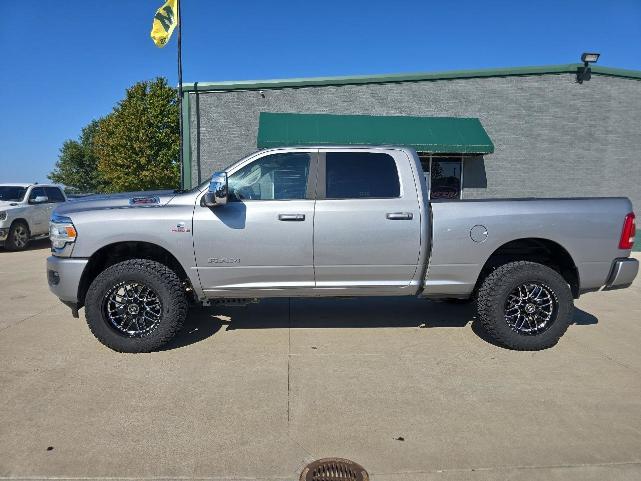 Used 2024 RAM 2500 Laramie AWD/4WD image 2