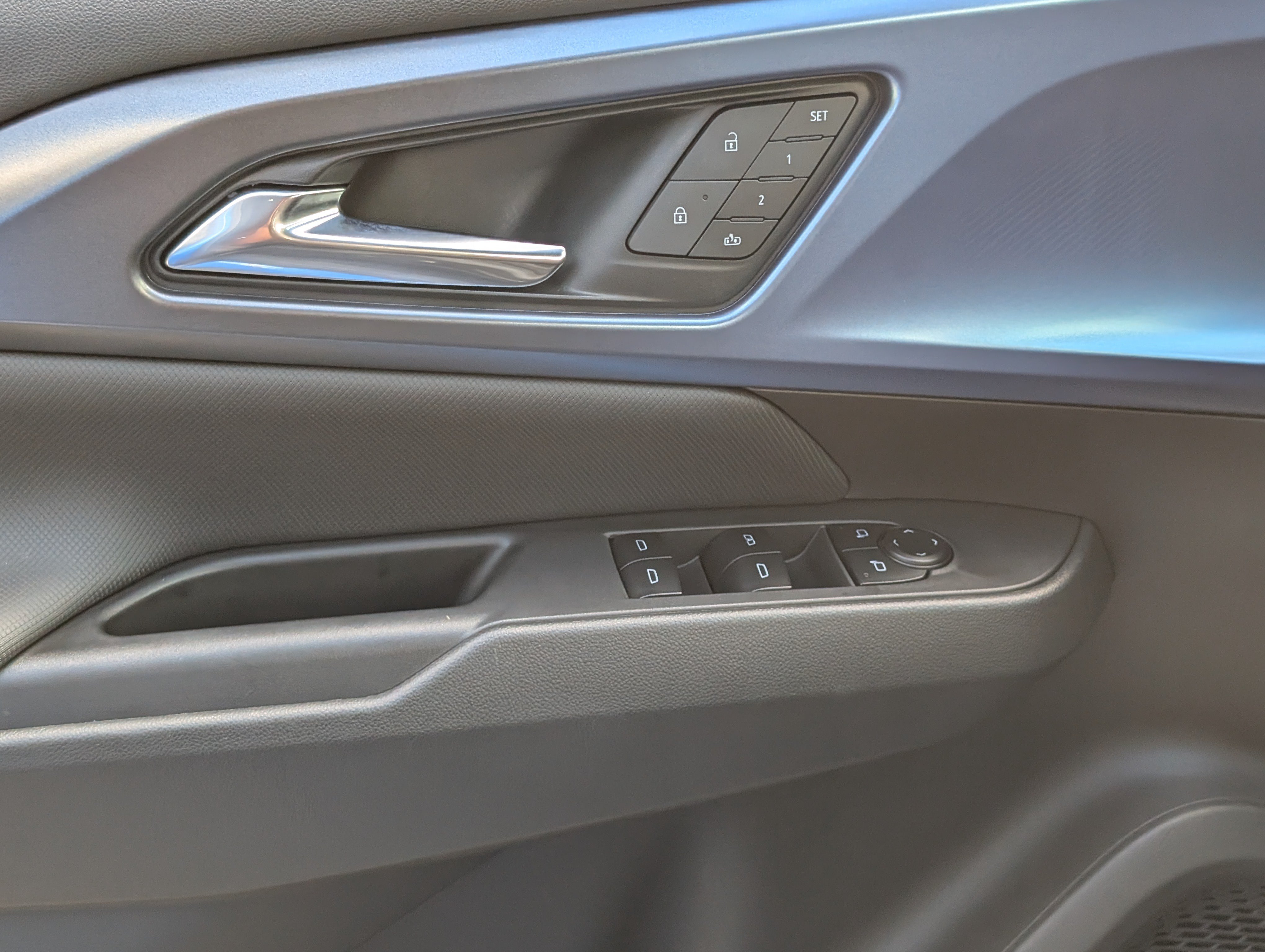 Used 2025 Chevrolet Equinox EV LT w/ Convenience Package II FWD image 15