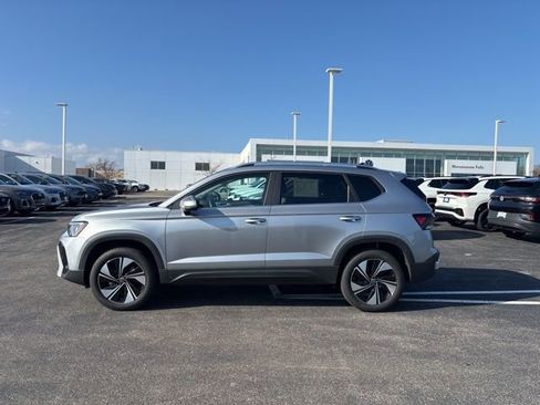 Used 2025 Volkswagen Taos SE w/ Panoramic Sunroof Package AWD/4WD image 10