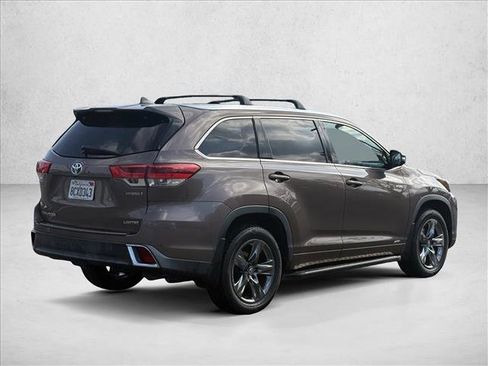 Used 2018 Toyota Highlander Limited Platinum w/ Carpet Mat Package (TMS) image 5
