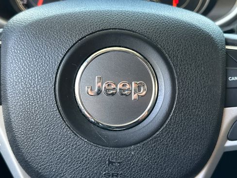 Used 2018 Jeep Cherokee Latitude Plus w/ Comfort/Convenience Group AWD/4WD image 29