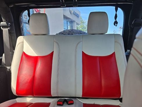 Used 2017 Jeep Wrangler Rubicon w/ Power Convenience Group AWD/4WD image 33