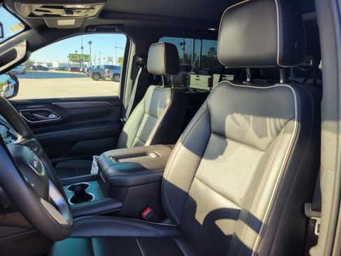 Used 2024 GMC Yukon XL SLT w/ SLT Premium Package image 13