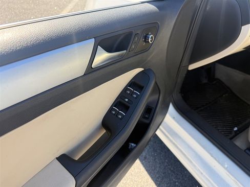 Used 2013 Volkswagen Jetta SE image 15