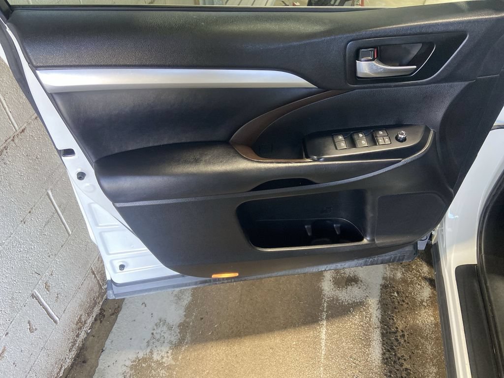 Used 2019 Toyota Highlander XLE AWD/4WD image 23