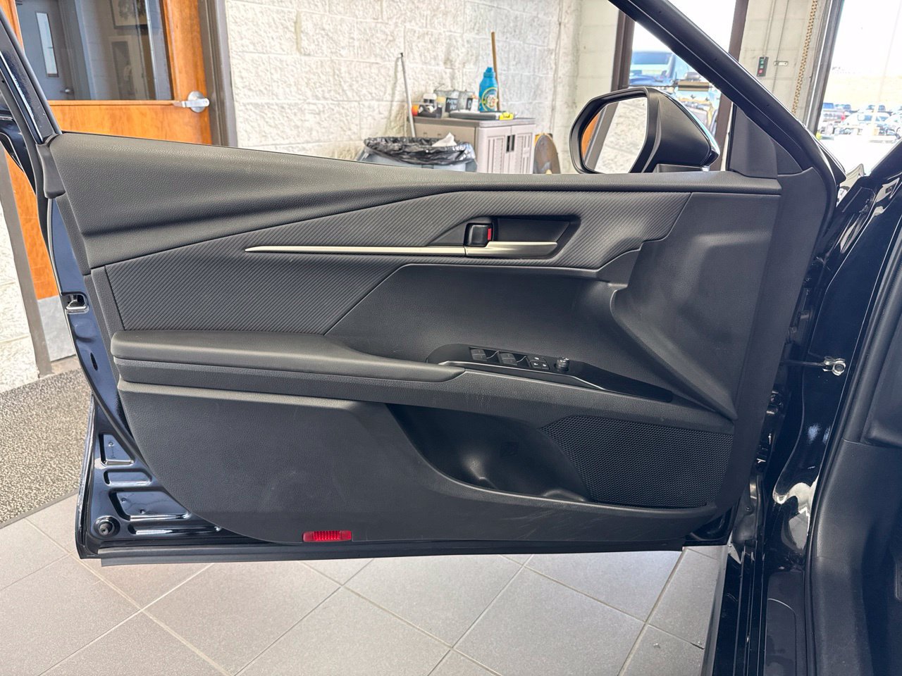 Used 2025 Toyota Camry SE w/ Convenience Package FWD image 33